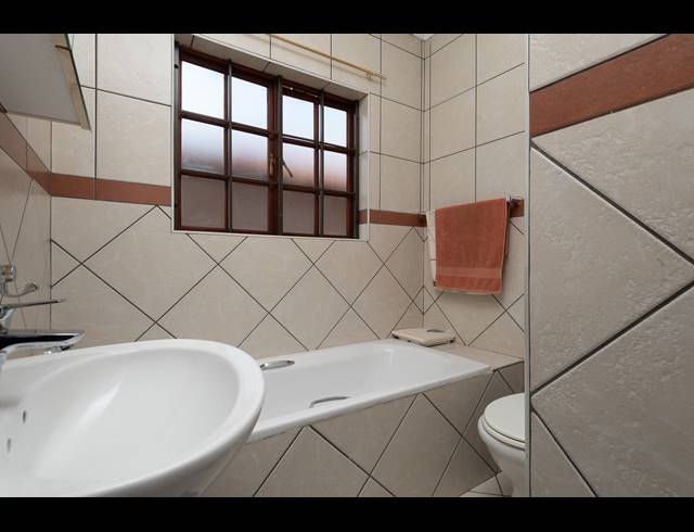 3 BEDROOM CLUSTER TO LET IN NEW MARKET